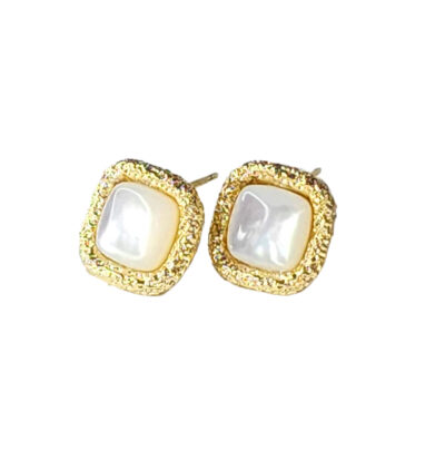 Pendientes Perlados con Borde Dorado en Forma Cuadrada